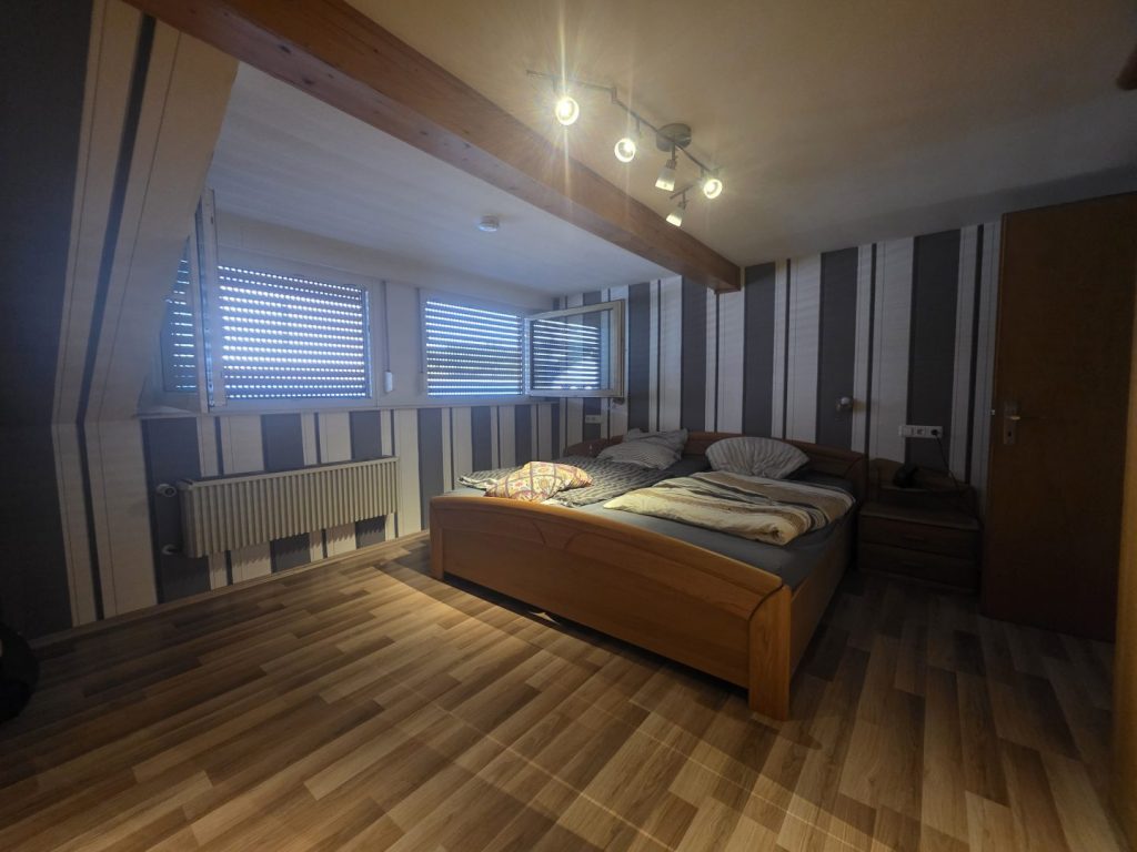 Zimmer Wohnung 2,3 OG