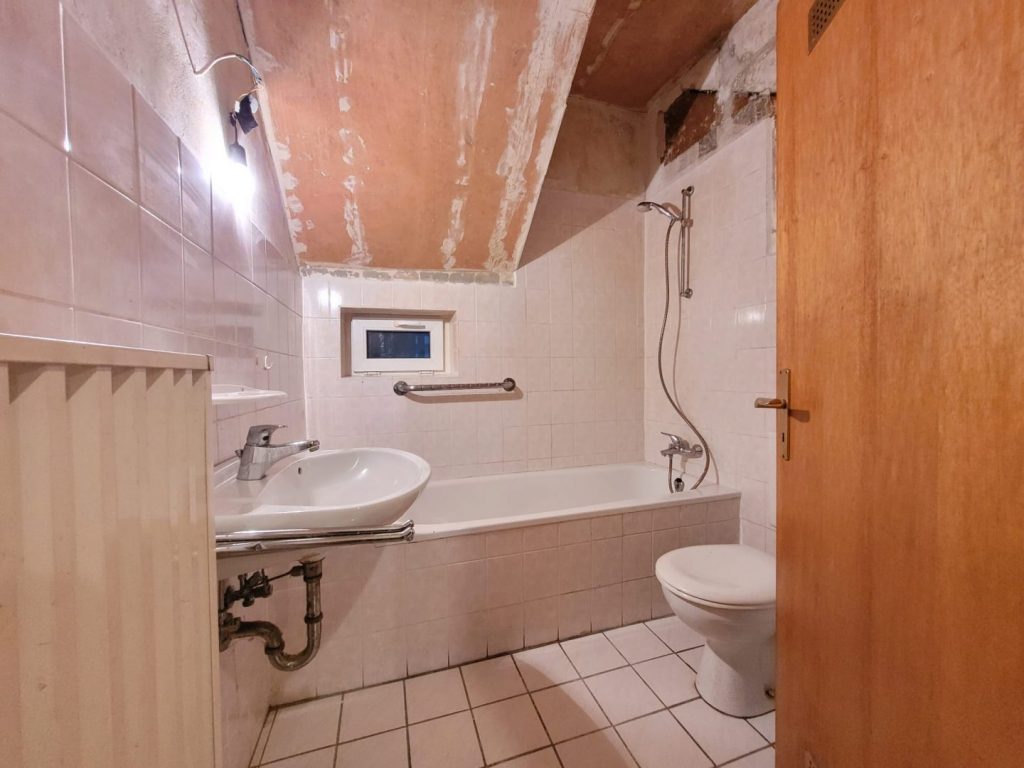 Badezimmer Wohnung EG