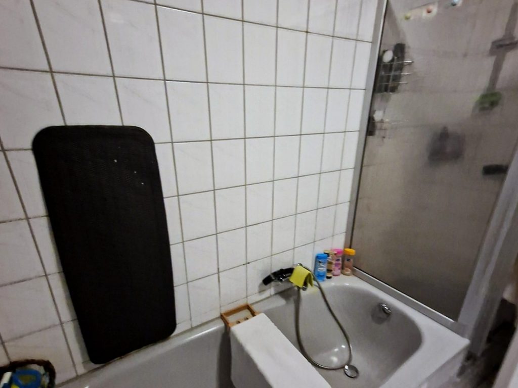08 Badezimmer Wanne und Dusche
