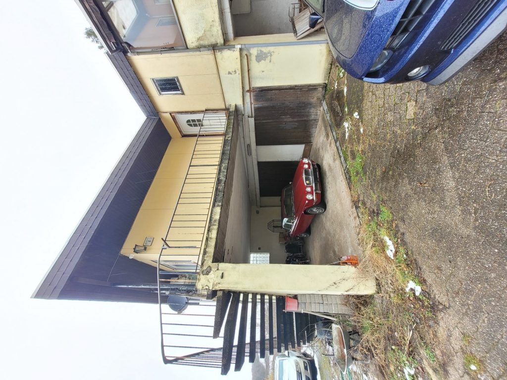 Carport und Eingang Wohnung 1